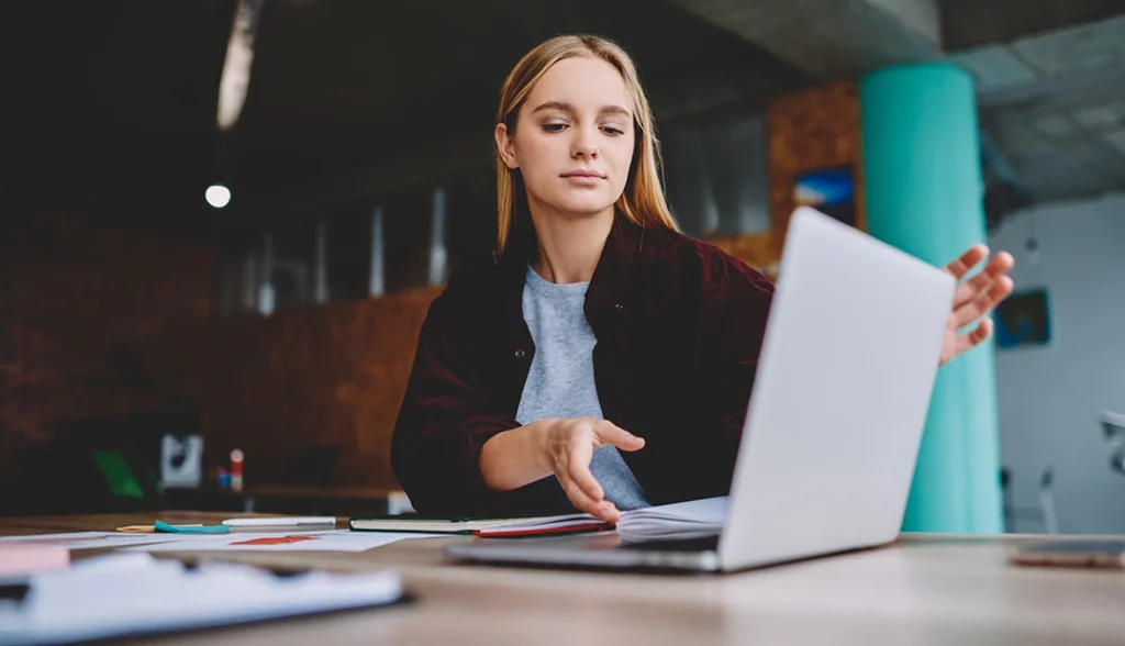 estudante com computador a ler sobre passaporte qualifica