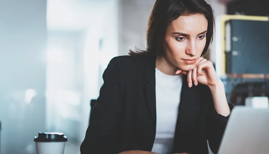 mulher ao computador a perceber como escolher um curso