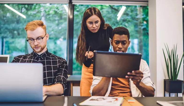 Jovens com competências digitais a trabalhar em escritório