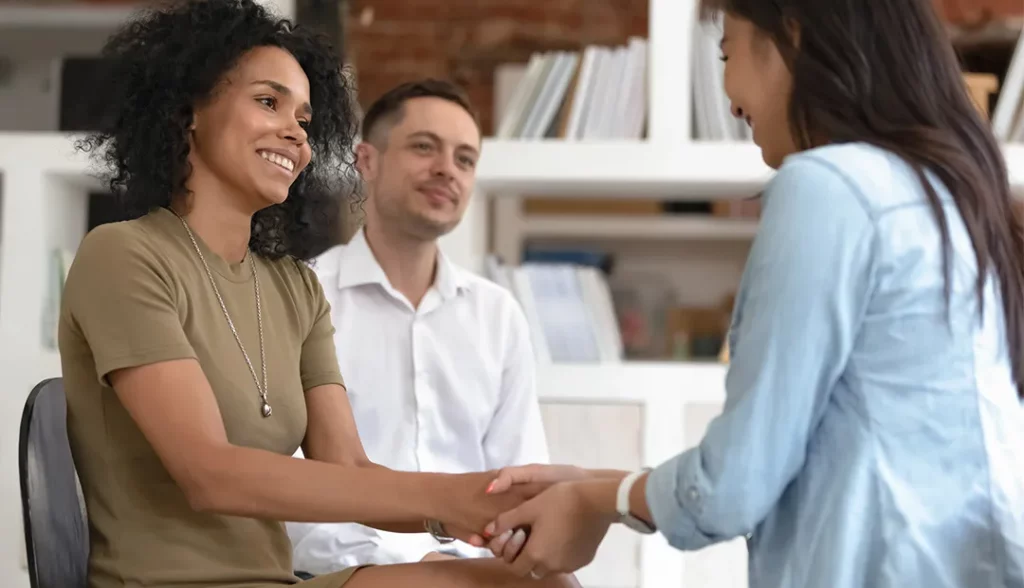 colegas no escritório de mãos dadas por empatia