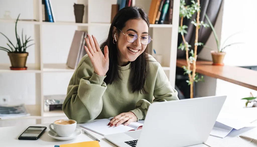 Jovem mulher a ter entrevista de emprego online