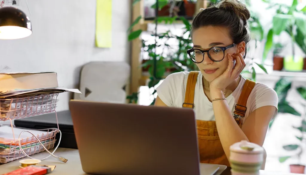 jovem mulher ao computador a criar um plano de estudo