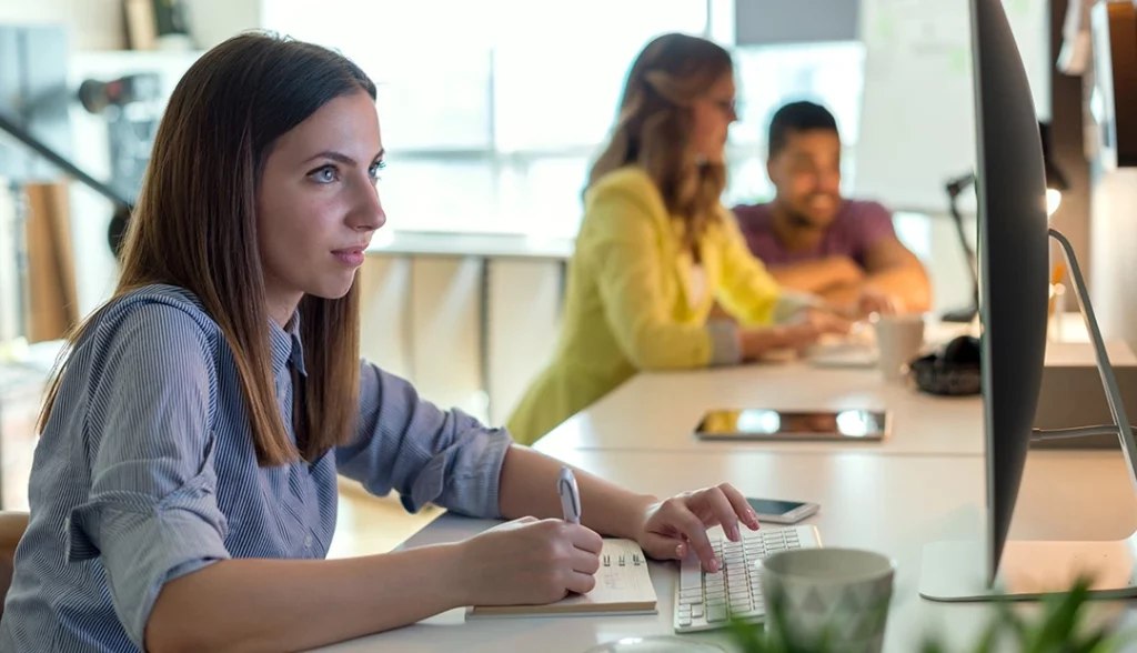 jovem estudante a pesquisar as vantagens do estágio curricular no computador