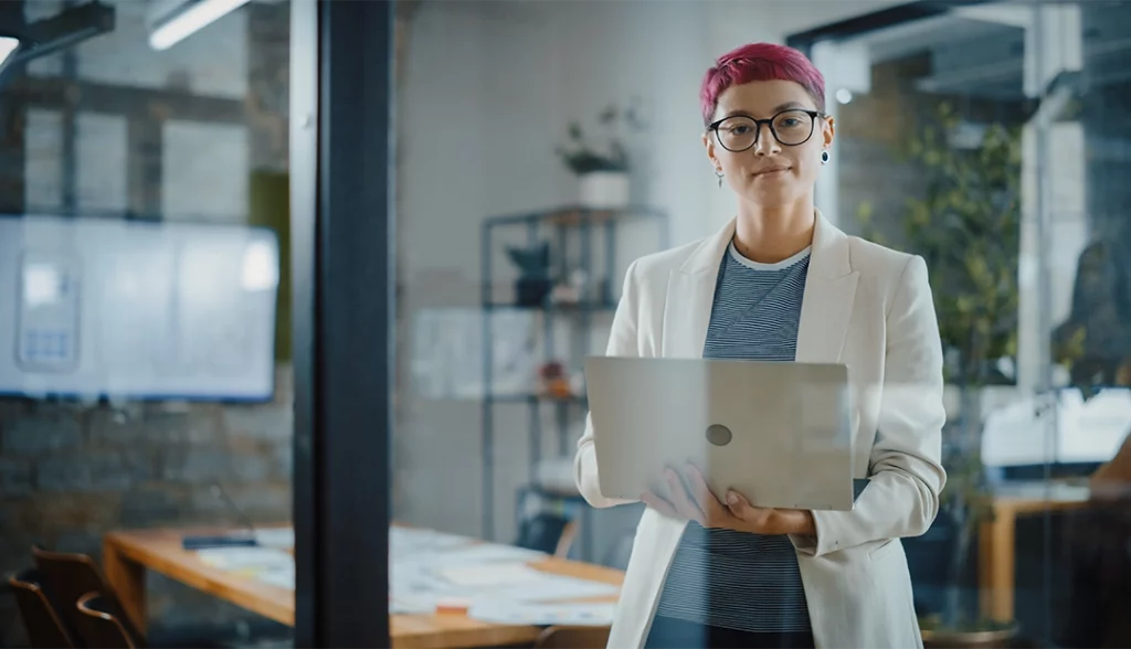 mulher com computador a representar competências digitais