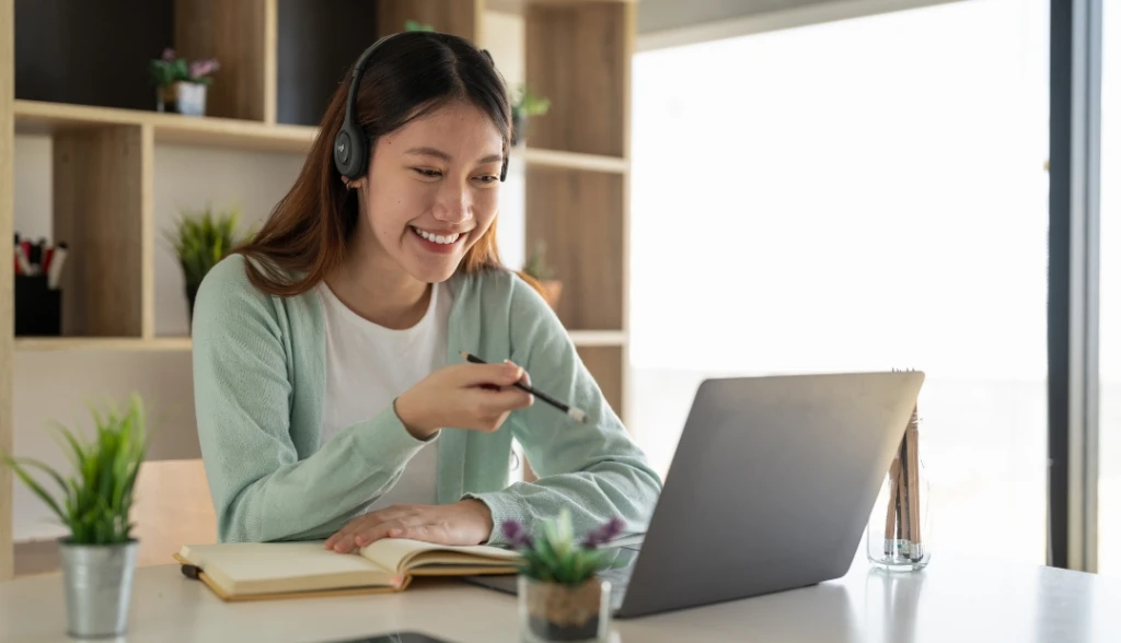 Jovem frequenta modalidade de ensino à distância (EaD), a partir de casa e através de um computador.