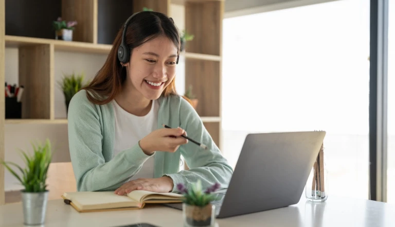 Jovem frequenta modalidade de ensino à distância (EaD), a partir de casa e através de um computador.