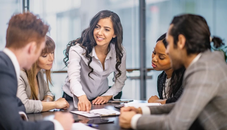 Gestora de projetos em reunião.