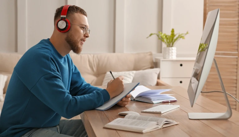Jovem avalia como pode criar um plano de carreira.