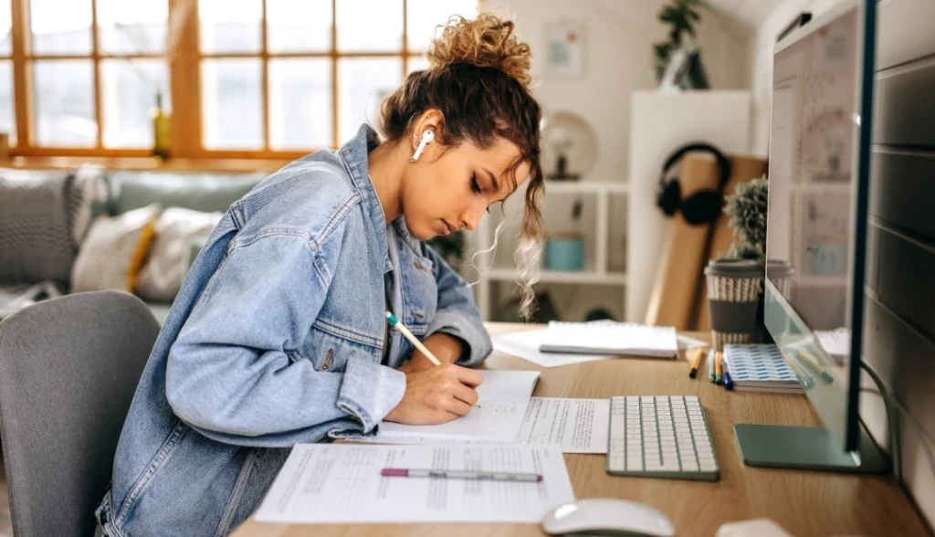 Jovem estuda em regime de ensino à distância, apostando numa formação modular certificada.