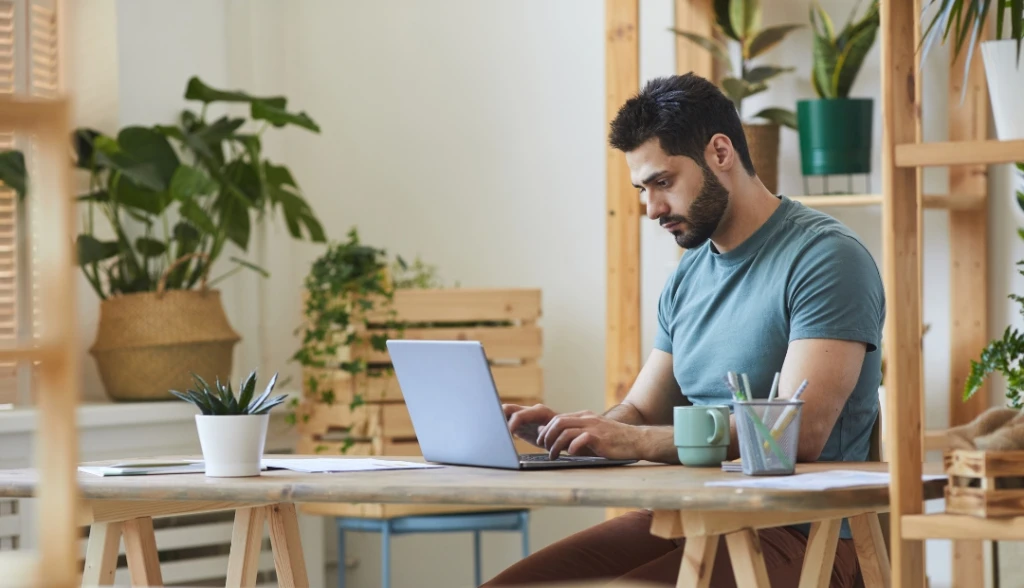 Jovem estuda “online”, após encontrar os melhores cursos EaD para a sua evolução profissional.