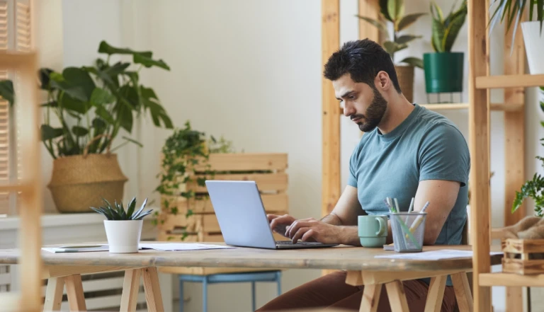 Jovem estuda “online”, após encontrar os melhores cursos EaD para a sua evolução profissional.