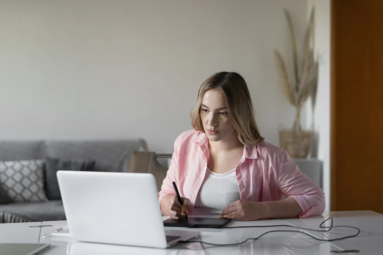 Jovem estudante explora online como desenvolver competências profissionais para o futuro.