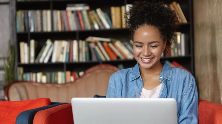 Jovem tira curso de gestão online.