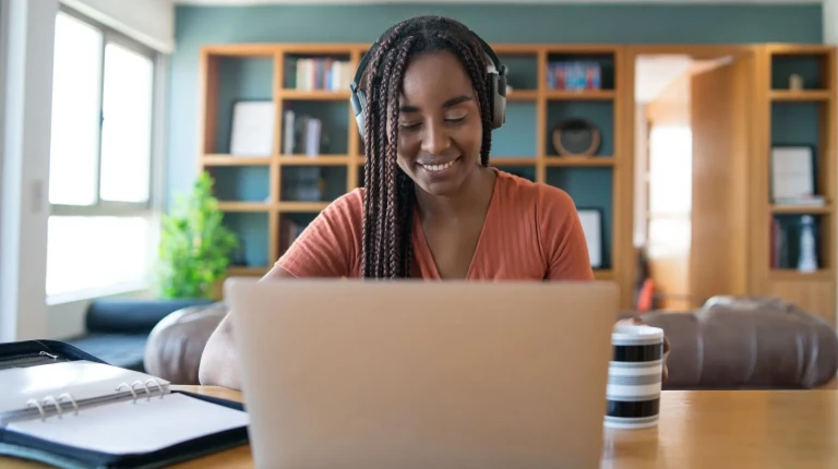 Jovem usa ferramenta de IA para estudar online.